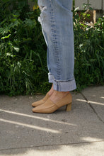 Load image into Gallery viewer, 80's J. Rene nude pump