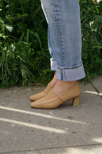 Load image into Gallery viewer, 80's J. Rene nude pump