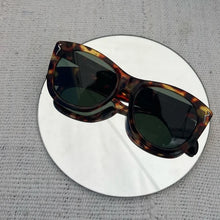 Load image into Gallery viewer, Shady Spex - Cautious Lip sunnies