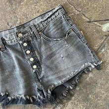 Load image into Gallery viewer, Vintage Levi&#39;s shorts
